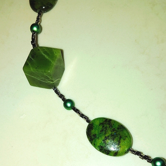 Green Peruvian Serpentine Natural Stone Necklace - Picture 2 of 4
